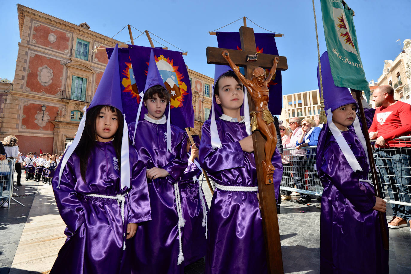 La Procesión del Ángel recorre el centro de Murcia