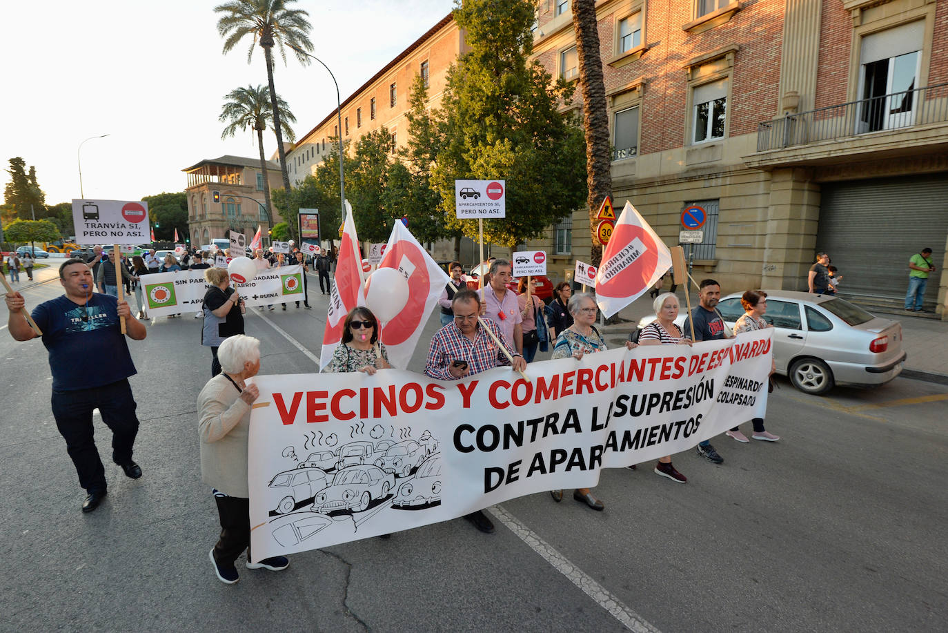 Nueva manifestación de Cierran mi barrio ante la «sordera» del Ayuntamiento de Murcia