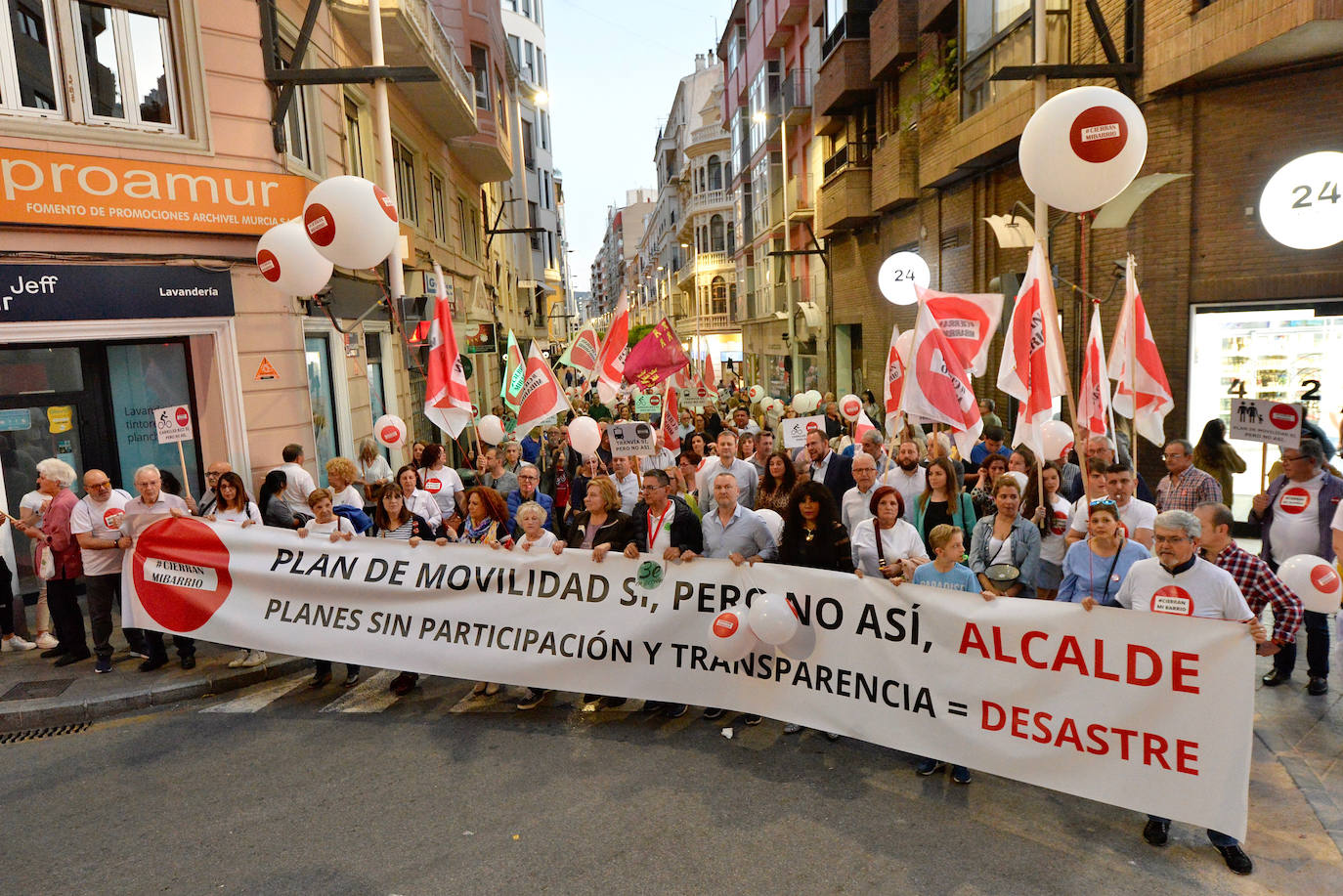 Nueva manifestación de Cierran mi barrio ante la «sordera» del Ayuntamiento de Murcia