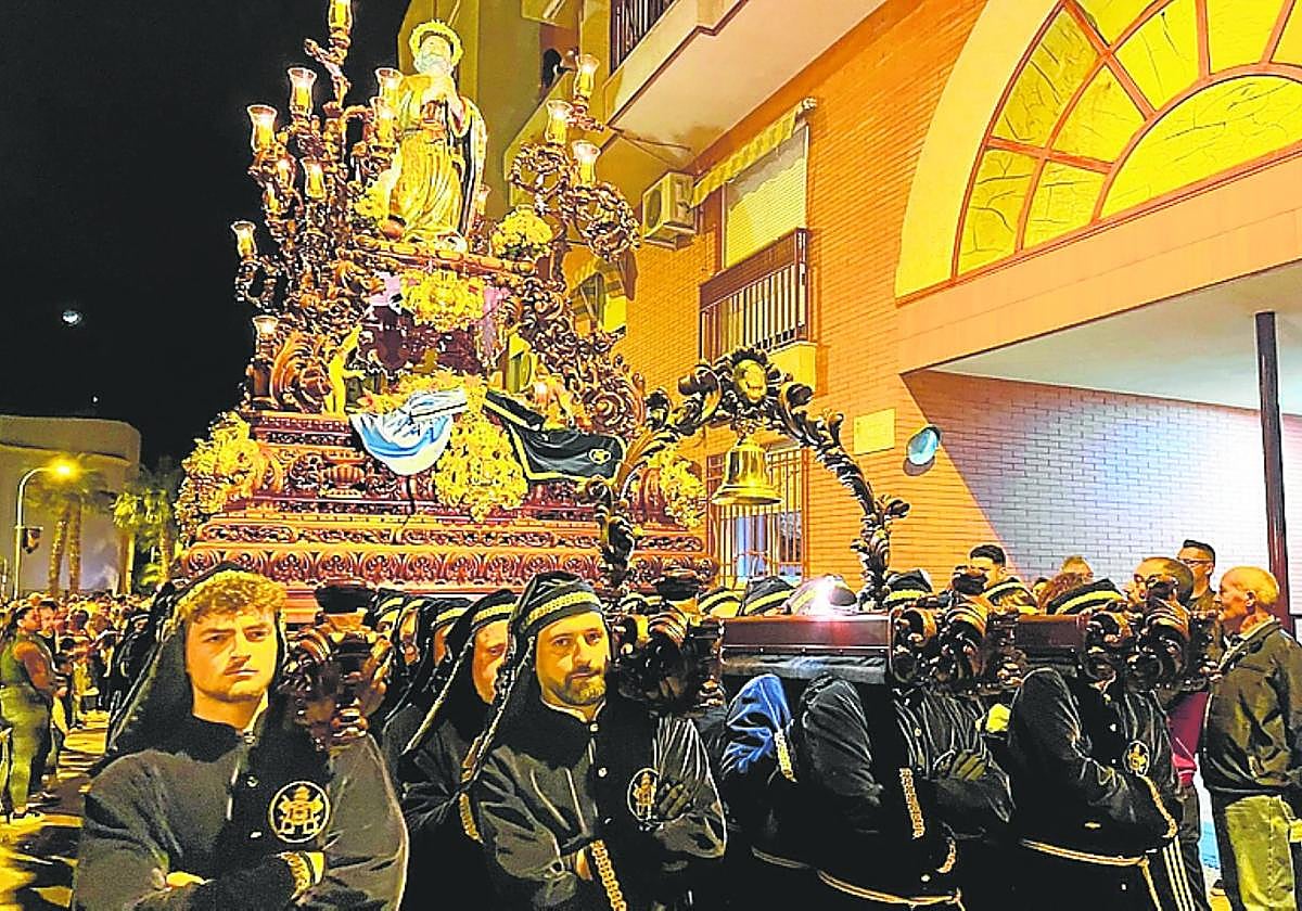 El trono de San Pedro, anoche, a hombros de sus estantes.