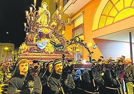 El trono de San Pedro, anoche, a hombros de sus estantes.