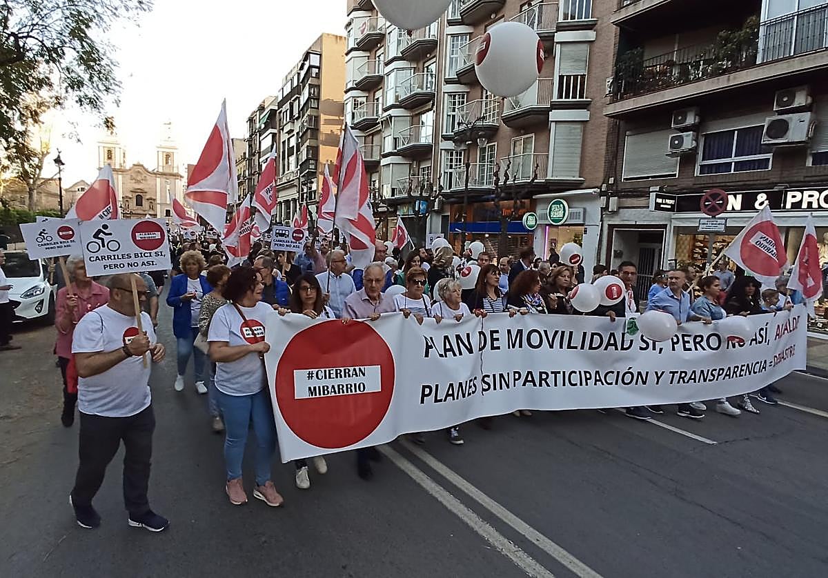Inicio de la manifestación contra el Plan de Movilidad del Ayuntamiento de Murcia de este sábado.