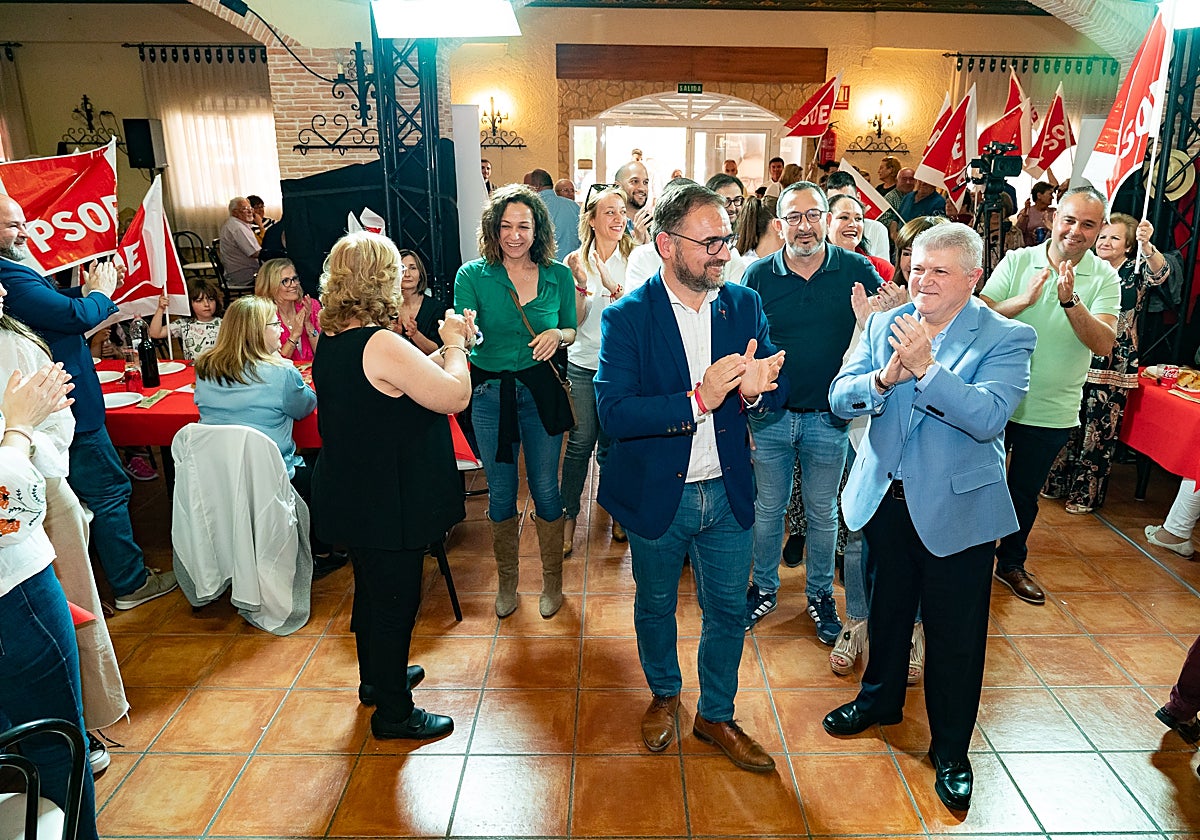 Mateos (C) en el acto de presentación de la candidatura junto a Vélez.