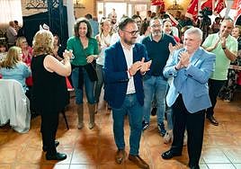 Mateos (C) en el acto de presentación de la candidatura junto a Vélez.
