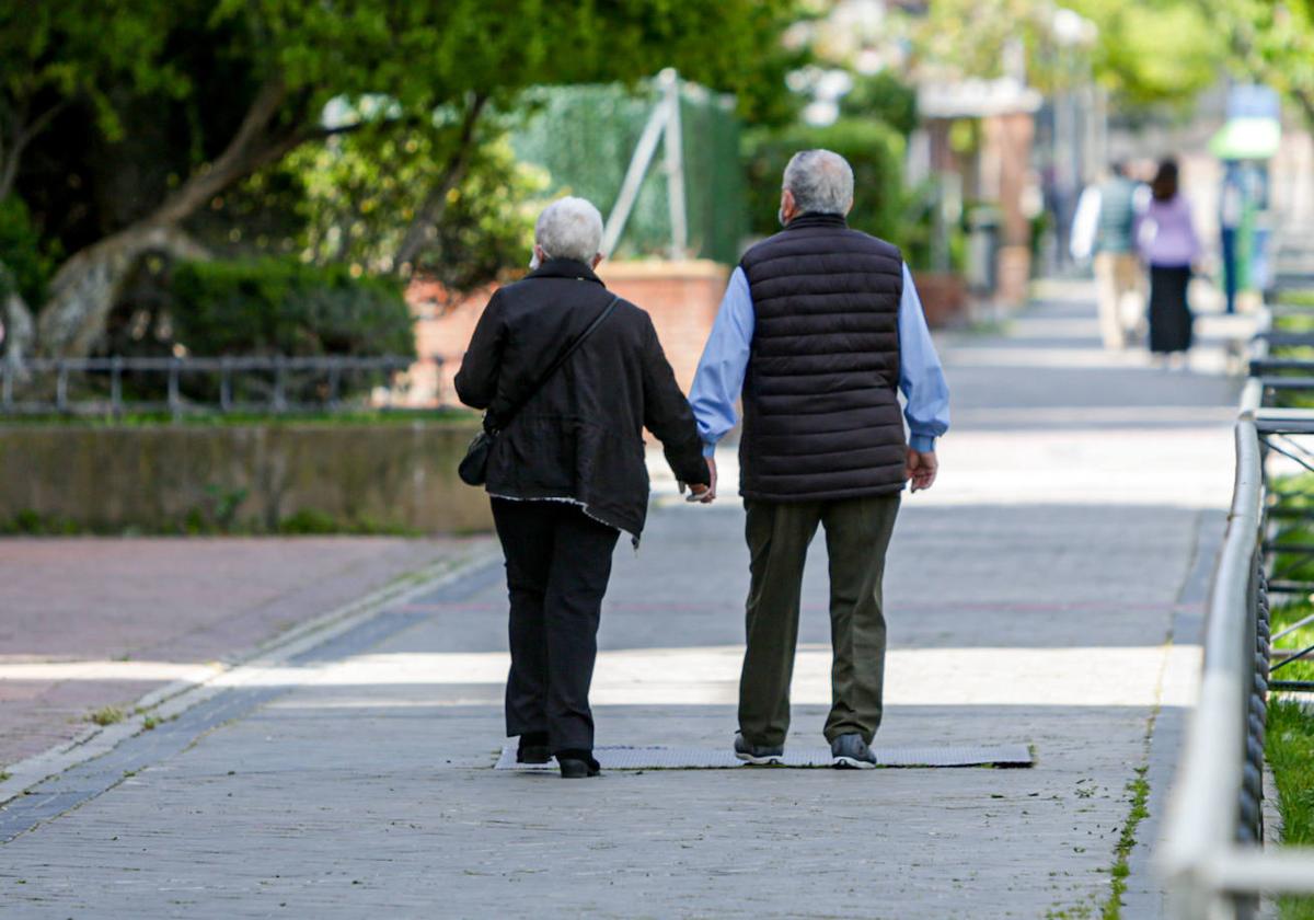 Dos ancianos paseando, en una imagen de archivo.