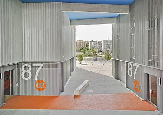 Imágenes de la obra del estudio Amann Cánovas Maruri, ejemplo de accesibilidad cognitiva. Los colores o el tamaño de los números facilitan la orientación y ayudan a enteder el mundo que nos rodea.