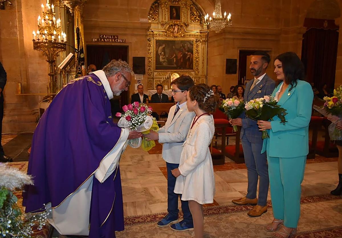 Los Sultanes en el momento de la ofrenda floral a la Vera Cruz.