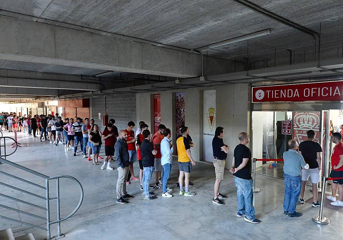 Cola para comprar entradas en una imagen de archivo.