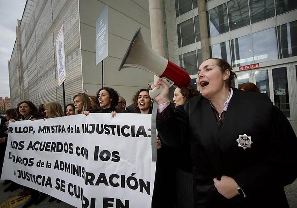 Manifestación de letrados en la puerta del la Ciudad de la Justicia de Murcia.