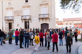 Minuto de silencia en la plaza del Carmen, junto a la sede consistorial del casco urbano.