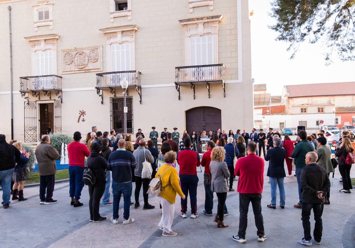 Minuto de silencia en la plaza del Carmen, junto a la sede consistorial del casco urbano.