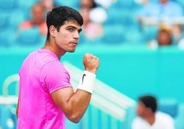 Carlos Alcaraz celebra un punto en el partido ante Lajovic.