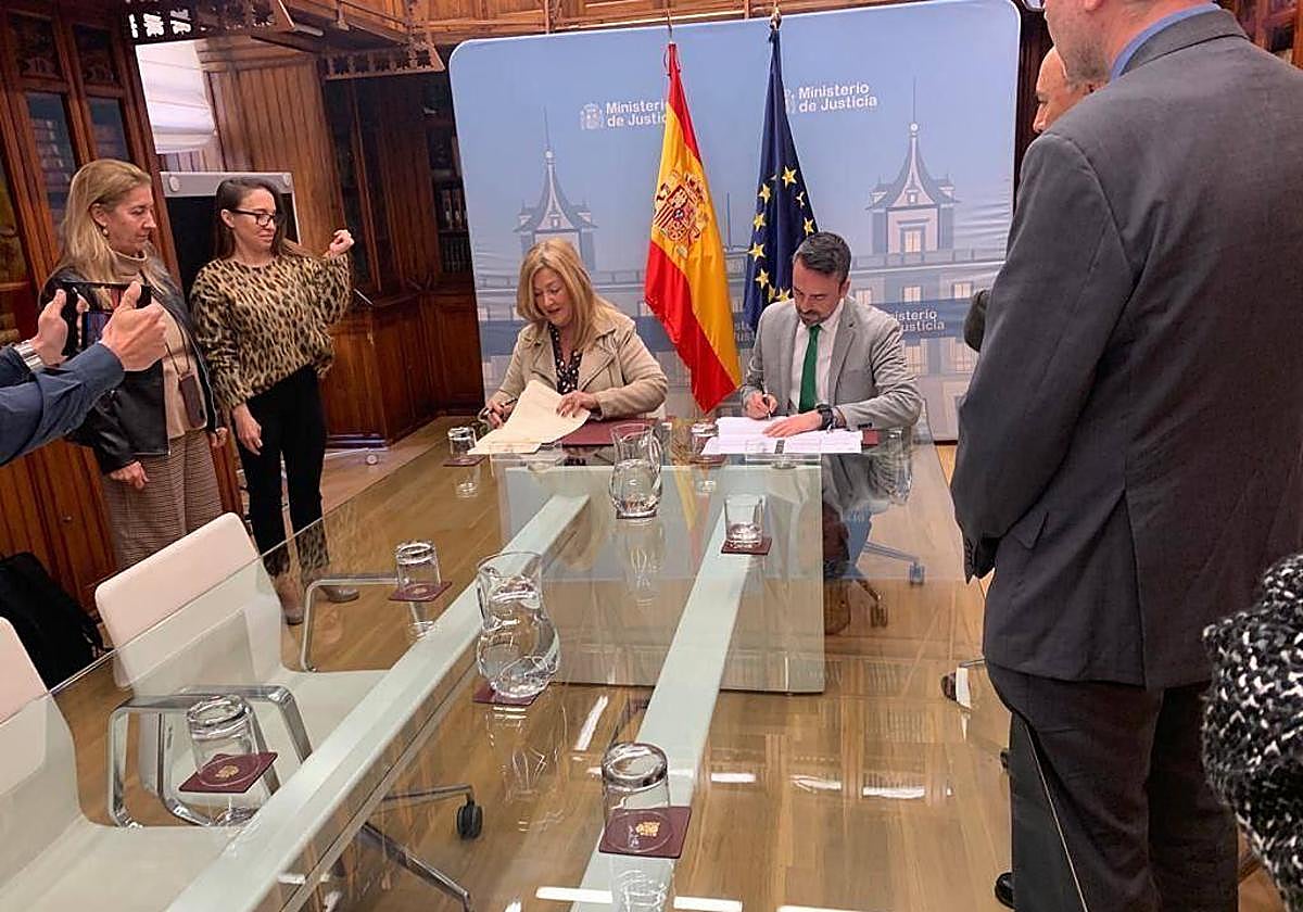 Firma del acuerdo de mejora salarial, este martes.