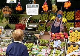 Un vendedor de una frutería atiende a una clienta, en una imagen de archivo.