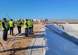 El consejero Antonio Luego y el alcalde de San Javier, José Miguel Luengo, durante su visita a las obras.