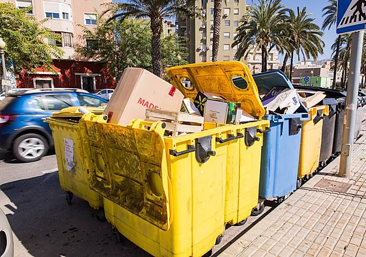 Contenedores con restos del mercadillo de ayer martes, apilados en la avenida marqués de Molins.