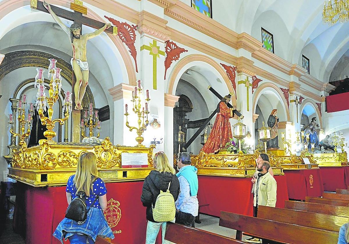 Tronos de la Caridad, en la iglesia de Santa Catalina; a la izquierda, el titular de la cofradía.