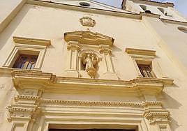 Fachada principal de la iglesia de San Antonio, con su campanario.