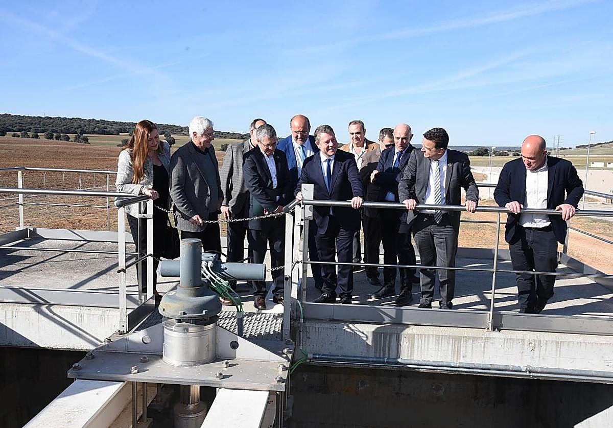 El presidente de Castilla-La Mancha, García-Page, el secretario de Estado Hugo Morán y otras autoridades, en la inauguración de la 'Tubería Manchega'.