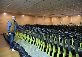 Un empleado de la empresa muestra parte de la flota, almacenada en una nave del municipio.