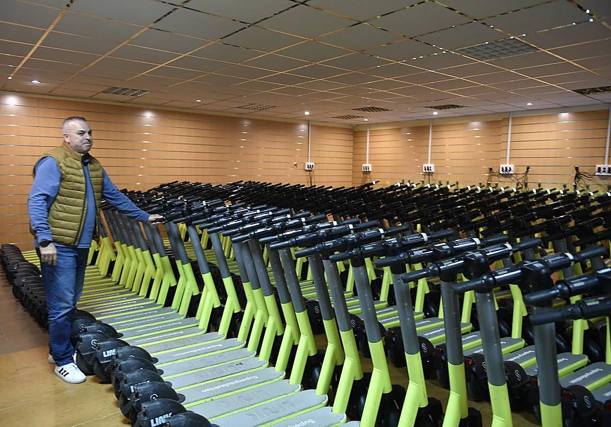 Un empleado de la empresa muestra parte de la flota, almacenada en una nave del municipio.