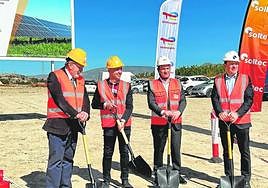 Horacio Sánchez, Eliseo García, Álvaro Ramos y Raúl Morales, en la colocación de la primera piedra, ayer, en Los Valientes.