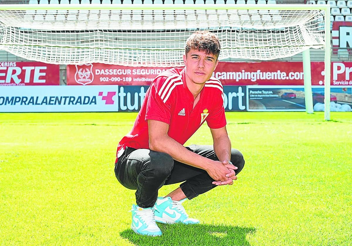 El delantero del Real Murcia Arnau Ortiz, ayer, sobre el césped del estadio Enrique Roca.
