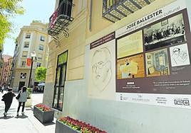 Cartel en el Museo Ramón Gaya, junto a la iglesia de Santa Catalina, que anuncia la exposición.