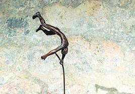 Detalle de una obra de seis metros, 'El salto', que muestra todos los pasos de un salto con pértiga en los Juegos Olímpicos.