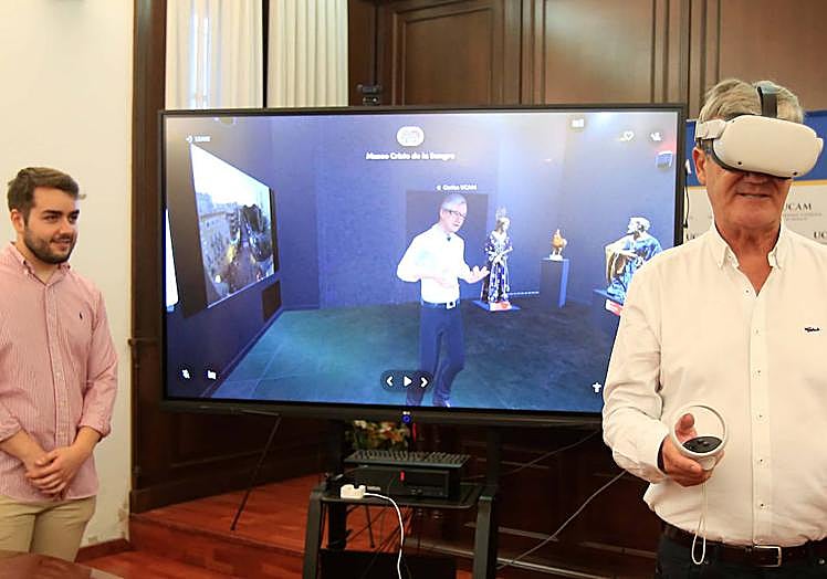 Carlos Valcárcel, presidente de la Archicofradía de la Sangre, realizando la visita virtual junto a Miguel Alcaraz