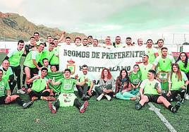 Jugadores y técnicos del Fuente Álamo celebran su éxito.