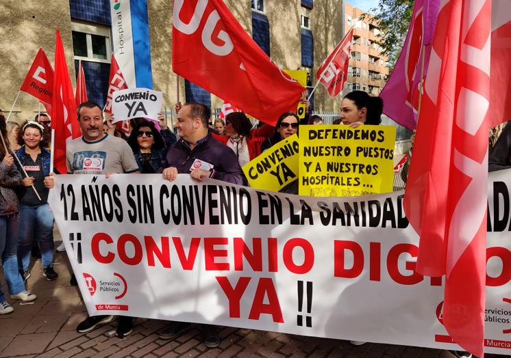 Protesta en el Hospital Quirón de Murcia, este jueves.