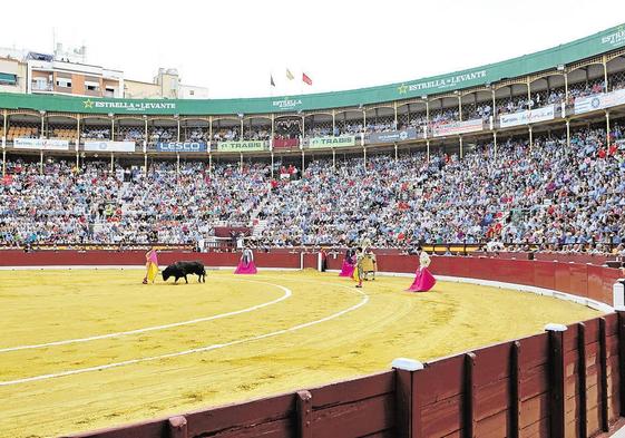 El público llena la plaza de toros durante una corrida.