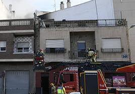 Los bomberos intervienen para sofocar las llamas.