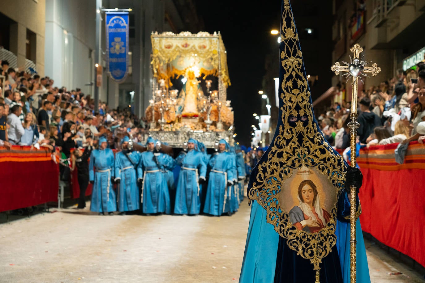 El fervor azul ante la Virgen de los Dolores, en imágenes