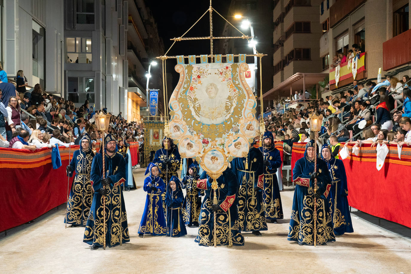 El fervor azul ante la Virgen de los Dolores, en imágenes