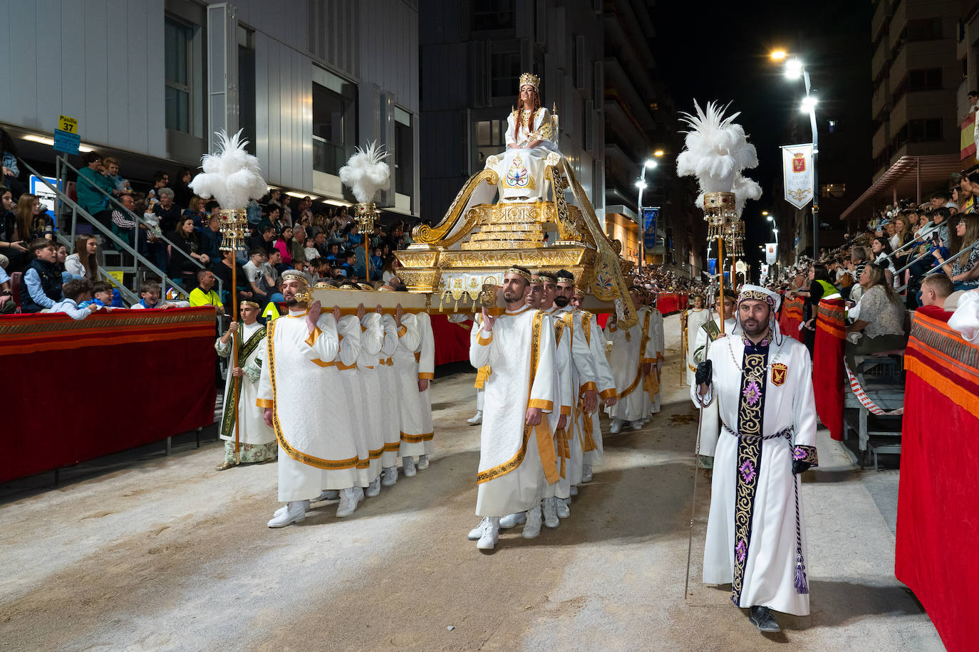 La procesión del Paso Blanco del Viernes de Dolores, en imágenes