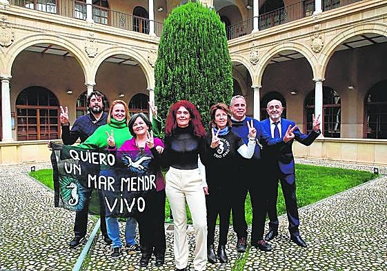 Eduardo Salazar, Ada García, María José Campillo, Teresa Vicente, Teresa Conesa, Pedro Macanás y Alfonso Manzano, integrantes de la comisión promotora de la ILP del Mar Menor.