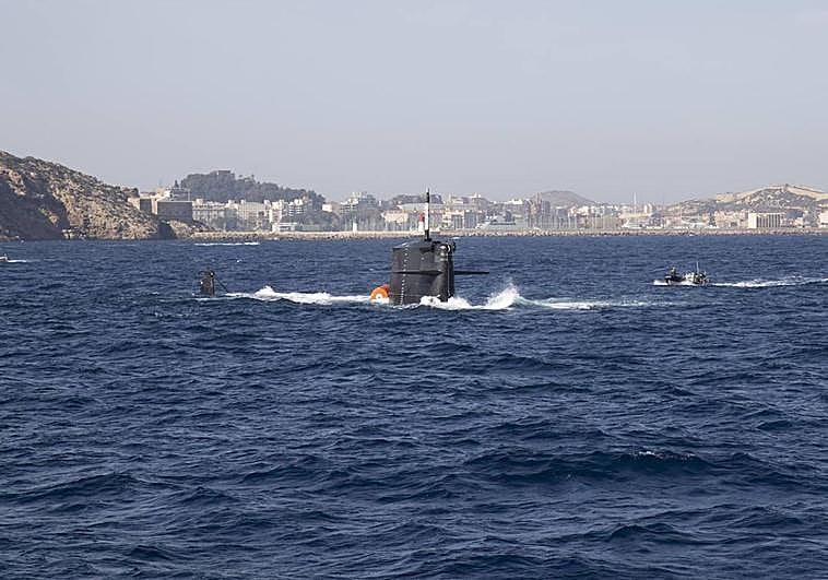 Imagen del submarino S-81 en plan inmersión.