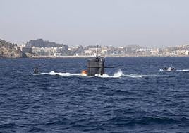 Imagen del submarino S-81 en plan inmersión.