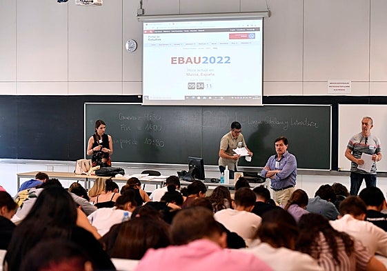 Alumnos murcianos realizan las pruebas de la Ebau el pasado año.