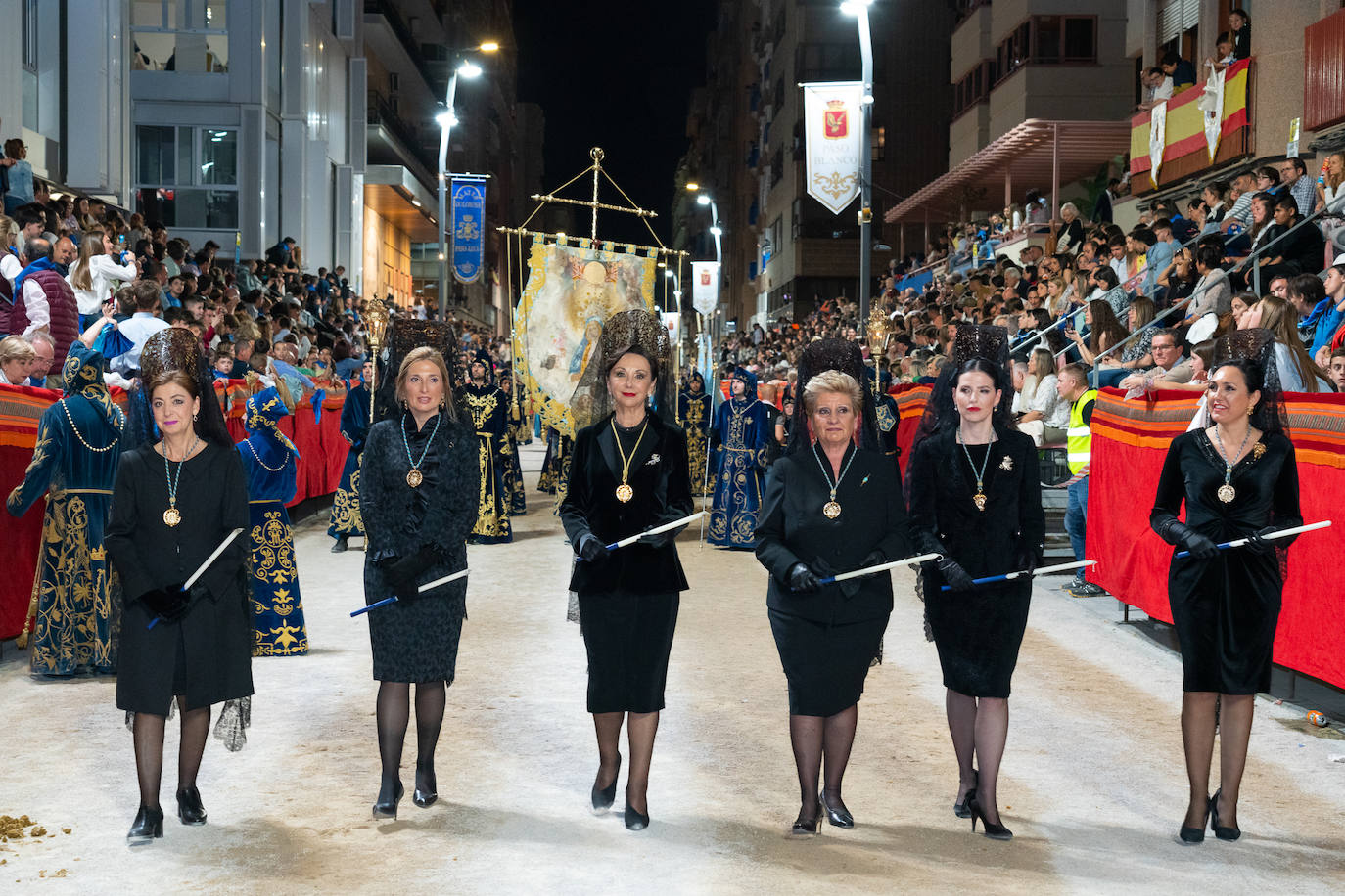 El fervor azul ante la Virgen de los Dolores, en imágenes