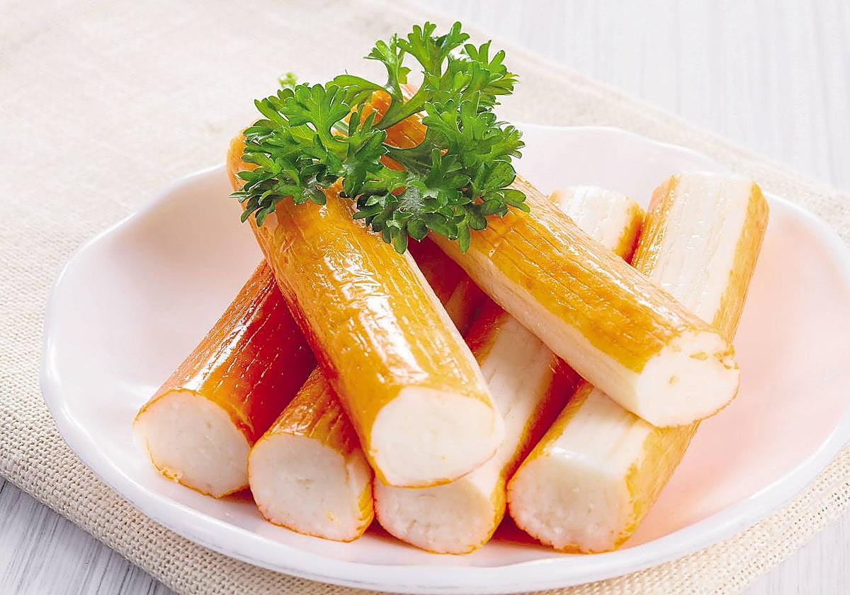 Plato con palitos de cangrejo o surimi.