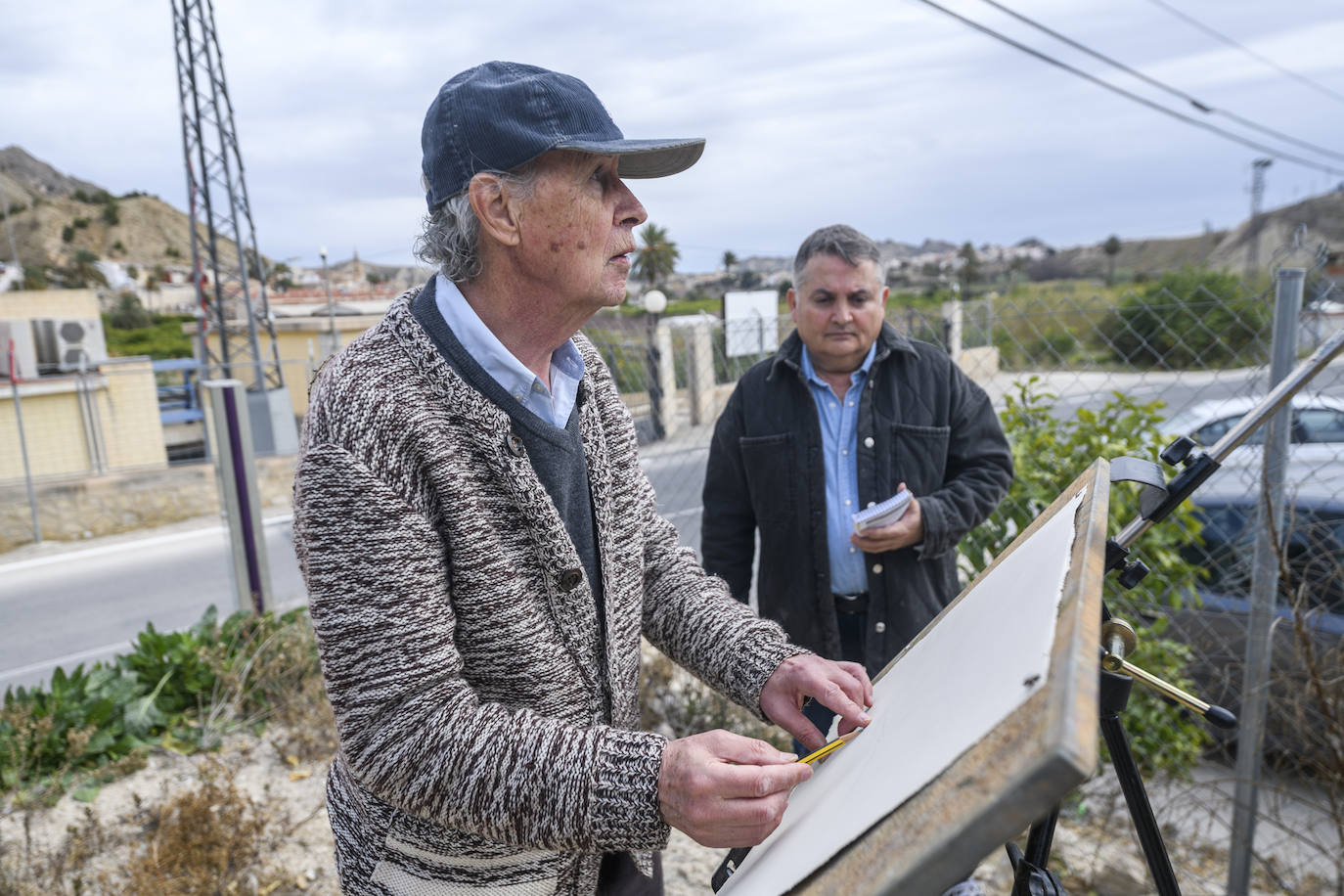 Pedro Serna pinta al aire libre en Ojós, en imágenes