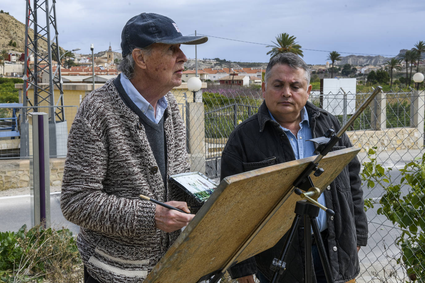 Pedro Serna pinta al aire libre en Ojós, en imágenes