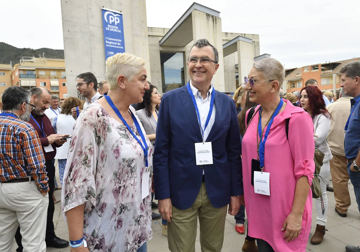 José Ballesta, entre la expedánea de Vox en Santo Ángel, Francisca García, y la de San Pío X, Esther Mañas, este sábado, en Algezares.