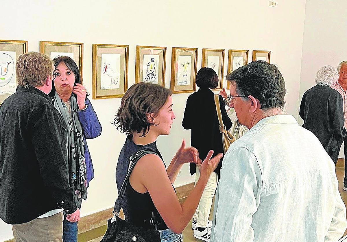 Visitantes en la inauguración de la exposición en la sede de la Fundación Gabarrón en Mula.