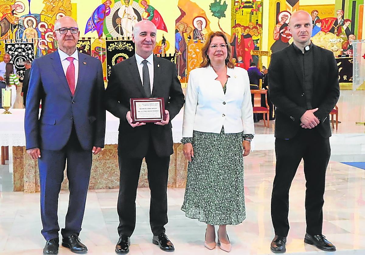El coronel del Ejército del Aire, Pablo Meroño (2i), y la alcaldesa de San Pedro, Visitación Martínez.