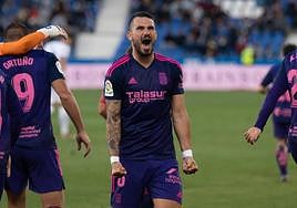 Datkovic celebra con rabia en uno de los goles del Efesé.