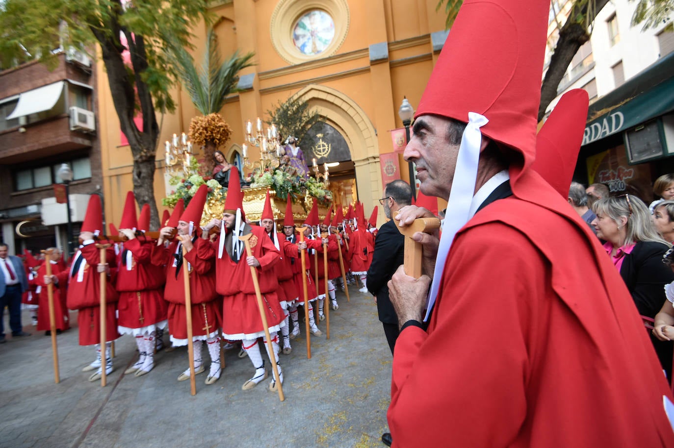 Procesión de la Cofradía del Santísimo Cristo de la Caridad en Murcia, en imágenes